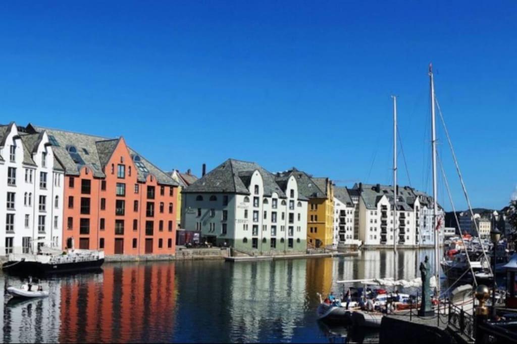 Free Parking Space, 2 Bed Room, Short Walk To Brosundet Ålesund Kültér fotó