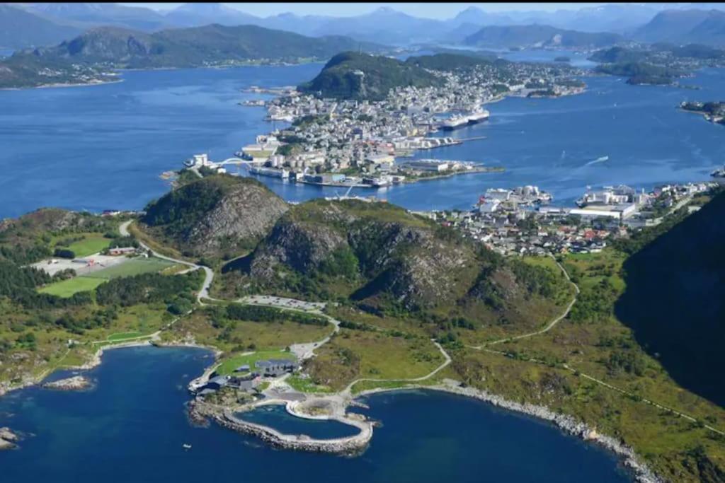 Free Parking Space, 2 Bed Room, Short Walk To Brosundet Ålesund Kültér fotó